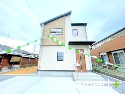 ～明るさを感じる外観～
・外壁は２トーンカラーを採用し、デザイン性に優れた見た目となっております。
・帰宅した際にホッと感じるような飽きのこない外観。ぜひ現地でご確認くださいませ。
