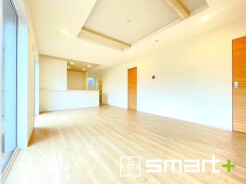 ～折り上げ天井のあるＬＤＫ～
・一部天井を高くする折り上げ天井を配する事で縦への空間が生まれ、開放感のある広々とした仕様に。
・ぜひ現地でその魅力をご体感くださいませ。
