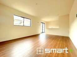 ～穏やかな陽の入るＬＤＫ～
・大きな窓のあるＬＤＫは陽当りも良好で明るい空間となっております。
・ご家族団らんなど過ごす時間の多いＬＤＫが明るいのは嬉しいポイントですね。
