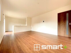 ～窓からはたっぷりの陽光～
・穏やかな陽だまりに包まれる居心地の良いＬＤＫは、ご家族が自然と集まる憩いのスペースに。
・家事をしながらご家族との会話が楽しめる人気のカウンターキッチンも魅力。