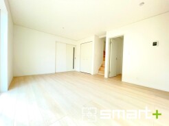 ～リビングイン階段を採用～
・リビングイン階段なので２階へ行く際、降りる際に必ずリビングを通る「ご家族の顔が見える」仕様。
・家族の距離が近づく間取となっております。
