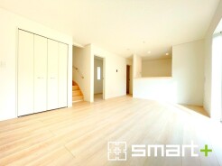 ～穏やかな陽の入るＬＤＫ～
・大きな窓のあるＬＤＫは陽当りも良好で明るい空間となっております。
・ご家族団らんなど過ごす時間の多いＬＤＫが明るいのは嬉しいポイントですね。
