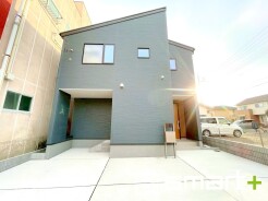 ～シックな色彩の外観を採用～
・外壁に濃い色を採用する事でモダンな印象のシックな外観となっております。
・高級感も出るので毎日家に帰るのが誇らしくなります。ぜひ現地でご確認くださいませ。
