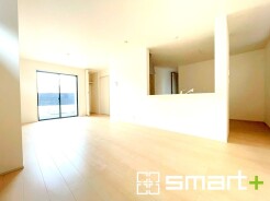 ～穏やかな陽の入るＬＤＫ～
・大きな窓のあるＬＤＫは陽当りも良好で明るい空間となっております。
・ご家族団らんなど過ごす時間の多いＬＤＫが明るいのは嬉しいポイントですね。
