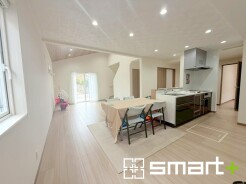 ～穏やかな陽の入るＬＤＫ～
・大きな窓のあるＬＤＫは陽当りも良好で明るい空間となっております。
・ご家族団らんなど過ごす時間の多いＬＤＫが明るいのは嬉しいポイントですね。
（１号棟）