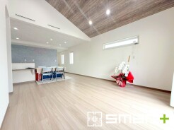 ～ナチュラルな色彩のＬＤＫ～
・自然な風合いの色味で纏められたＬＤＫは家具のコーディネートもしやすくなっております。
・どんなインテリアにするか、考えるだけでも楽しくなりますね。
（１号棟）