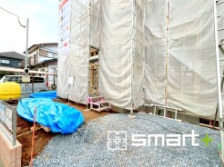 ～閑静な住宅街の立地～
・周辺は閑静な住宅街となっておりますので、静かな暮らしをご実現いただけます。
・前面道路の交通量も多くないので、小さなお子様がいるご家庭でもご安心ですね。

