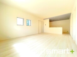 ~穏やかな陽の入るLDK~
・大きな窓のあるLDKは陽当りも良好で明るい空間となっております。
・ご家族団らんなど過ごす時間の多いLDKが明るいのは嬉しいポイントですね。