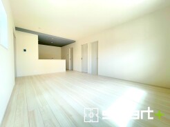 ~ナチュラルな色彩のLDK~
・自然な風合いの色味で纏められたLDKは家具のコーディネートもしやすくなっております。
・どんなインテリアにするか、考えるだけでも楽しくなりますね。