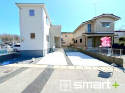 ～スタイリッシュな外観～
・２色のコントラストが美しく落ち着きのあるデザインの外観となっております。
・タイル柄がアクセントとなりオシャレに見せてくれますね。