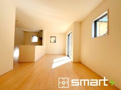 ～日当り良好のＬＤＫ～
・たくさんの窓からたっぷりの陽光が差し込む明るいリビングで寛ぎのひと時を。
・柔らかみのあるナチュラルカラーで、家具やカーテンの色も選びやすいですね。
