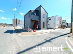 ～開放感ある角地のお住まい～
・２方向が空く事で開放感のある角地に位置しております。
・窮屈な感じが無く、ゆったりと暮らせるこの魅力をぜひ現地でご体感くださいませ。
