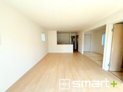 ～ナチュラルな色彩のＬＤＫ～
・自然な風合いの色味で纏められたＬＤＫは家具のコーディネートもしやすくなっております。
・どんなインテリアにするか、考えるだけでも楽しくなりますね。
（２号棟）