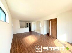 ～ゆとりある広さのＬＤＫ～
・穏やかな陽だまりに包まれる居心地の良いＬＤＫは、ご家族が自然と集まる憩いのスペースになりそうですね。
・４帖分の畳コーナーと合わせて２２帖の広々空間に。