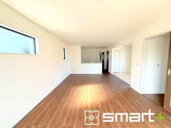 ～日当り良好のＬＤＫ～
・窓からたっぷりの陽光が差し込む明るいリビングで寛ぎのひと時を。
・柔らかみのあるナチュラルカラーで、家具やカーテンの色も選びやすいですね。