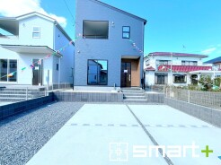 ～シックな色彩の外観を採用～
・外壁に濃い色を採用する事でモダンな印象のシックな外観となっております。
・高級感も出るので毎日家に帰るのが誇らしくなります。ぜひ現地でご確認くださいませ。
