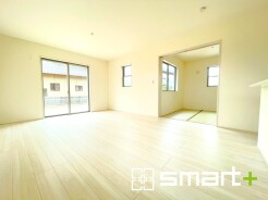 ～穏やかな陽の入るＬＤＫ～
・大きな窓のあるＬＤＫは陽当りも良好で明るい空間となっております。
・ご家族団らんなど過ごす時間の多いＬＤＫが明るいのは嬉しいポイントですね。
