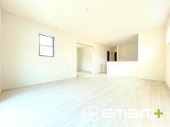 ～家族団らんにピッタリの広々リビング～
・自然の光が降り注ぐ明るいLDKは家族団らんにピッタリ。
・隣接の和室を続き間として利用すれば２１帖の広々空間になります。
