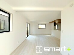 ～穏やかな陽の入るＬＤＫ～
・大きな窓のあるＬＤＫは陽当りも良好で明るい空間となっております。
・ご家族団らんなど過ごす時間の多いＬＤＫが明るいのは嬉しいポイントですね。
