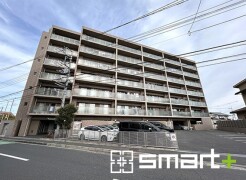 ～閑静な住宅街の立地～
・周辺は閑静な住宅街となっておりますので、静かな暮らしをご実現いただけます。
・前面道路の交通量も多くないので、小さなお子様がいるご家庭でもご安心ですね。

