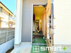 ～お住まいの顔「玄関」～
・玄関ドアの上にはもちろん軒がございますので、雨の日でも濡れずに鍵の開閉が可能です。
・鍵は防犯性に優れたディンプルキーを採用。
