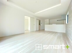 ～穏やかな陽の入るＬＤＫ～
・大きな窓のあるＬＤＫは陽当りも良好で明るい空間となっております。
・ご家族団らんなど過ごす時間の多いＬＤＫが明るいのは嬉しいポイントですね。
