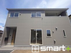 ～明るさを感じる外観～
・外壁は２トーンカラーを採用し、デザイン性に優れた見た目となっております。
・帰宅した際にホッと感じるような飽きのこない外観。ぜひ現地でご確認くださいませ。
