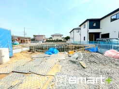 ～ベタ基礎でしっかりとした土台～
・コンクリートの中に鉄筋を配し強度を高めた「ベタ基礎」を採用。
・しっかりとした土台を造ったうえで、その上に建物が築造されていきます。
