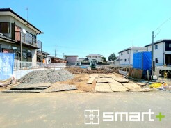 ～閑静な住宅街の立地～
・周辺は閑静な住宅街となっておりますので、静かな暮らしをご実現いただけます。
・前面道路の交通量も多くないので、小さなお子様がいるご家庭でもご安心ですね。
