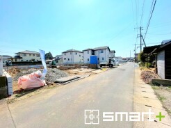 ～十分な広さのある前面道路～
・前面道路は約４ｍございますので、お車でのすれ違いも可能で余計なストレスがかかりません。
・日々お車での移動が多い方には大切なポイントですね。
