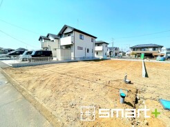 ～閑静な住宅街の立地～
・周辺は閑静な住宅街となっておりますので、静かな暮らしをご実現いただけます。
・前面道路の交通量も多くないので、小さなお子様がいるご家庭でもご安心ですね。
