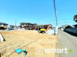 ～ベタ基礎でしっかりとした土台～
・コンクリートの中に鉄筋を配し強度を高めた「ベタ基礎」を採用。
・しっかりとした土台を造ったうえで、その上に建物が築造されていきます。
