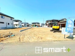 ～十分な広さのある前面道路～
・前面道路は約４ｍございますので、お車でのすれ違いも可能で余計なストレスがかかりません。
・日々お車での移動が多い方には大切なポイントですね。

