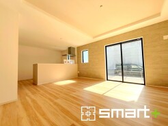 ～穏やかな陽の入るＬＤＫ～
・大きな窓のあるＬＤＫは陽当りも良好で明るい空間となっております。
・ご家族団らんなど過ごす時間の多いＬＤＫが明るいのは嬉しいポイントですね。
(１号棟)