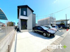 ～シックな色彩の外観を採用～
・外壁に濃い色を採用する事でモダンな印象のシックな外観となっております。
・高級感も出るので毎日家に帰るのが誇らしくなります。ぜひ現地でご確認くださいませ。
(１号棟)