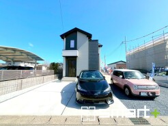 ～シックな色彩の外観を採用～
・外壁に濃い色を採用する事でモダンな印象のシックな外観となっております。
・高級感も出るので毎日家に帰るのが誇らしくなります。ぜひ現地でご確認くださいませ。