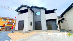 ～スタイリッシュな外観～
・外壁はシックな色彩でデザイン性に優れた見た目となっております。
・ホワイトに重厚感のある濃い目のカラーの指し色を入れることによって、スタイリッシュでオシャレな外観に。
(1号棟)