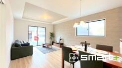 ～穏やかな陽の入るＬＤＫ～
・大きな窓のあるＬＤＫは陽当りも良好で明るい空間となっております。
・ご家族団らんなど過ごす時間の多いＬＤＫが明るいのは嬉しいポイントですね。
(1号棟)