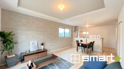 ～折り上げ天井のあるＬＤＫ～
・一部天井を高くする折り上げ天井を配する事で縦への空間が生まれ、開放感のある広々とした仕様に。
・ぜひ現地でその魅力をご体感くださいませ。
(1号棟)