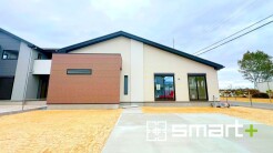～平屋で快適な暮らし～
・ワンフロアで開放的な空間が広がる平屋。生活動線がスムーズでご家族とのコミュニケーションも増えますね。
・将来的にもバリアフリー対応がしやすい間取りプランです。

