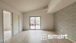 ～窓からはたっぷりの陽光～
・穏やかな陽だまりに包まれる居心地の良いＬＤＫは、ご家族が自然と集まる憩いのスペースに。
・オシャレなアクセントクロスでシンプルなお部屋もメリハリのある空間になりますね。