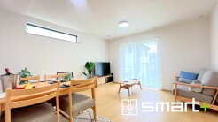 ～穏やかな陽の入るＬＤＫ～
・大きな窓のあるＬＤＫは陽当りも良好で明るい空間となっております。
・ご家族団らんなど過ごす時間の多いＬＤＫが明るいのは嬉しいポイントですね。
