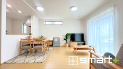 
～窓からはたっぷりの陽光～
・穏やかな陽だまりに包まれる居心地の良いＬＤＫは、ご家族が自然と集まる憩いのスペースに。
・家事をしながらご家族との会話が楽しめる人気のカウンターキッチンも魅力。
