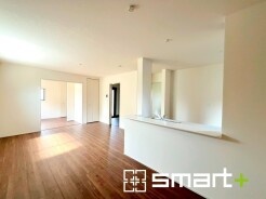 ～窓からはたっぷりの陽光～
・穏やかな陽だまりに包まれる居心地の良いＬＤＫは、ご家族が自然と集まる憩いのスペースに。
・家事をしながらご家族との会話が楽しめる人気のカウンターキッチンも魅力。
(１号棟)