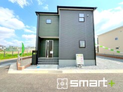 ～シックな色彩の外観を採用～
・外壁に濃い色を採用する事でモダンな印象のシックな外観となっております。
・高級感も出るので毎日家に帰るのが誇らしくなります。ぜひ現地でご確認くださいませ。