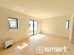 ～穏やかな陽の入るＬＤＫ～
・大きな窓のあるＬＤＫは陽当りも良好で明るい空間となっております。
・ご家族団らんなど過ごす時間の多いＬＤＫが明るいのは嬉しいポイントですね。
(２号棟)
