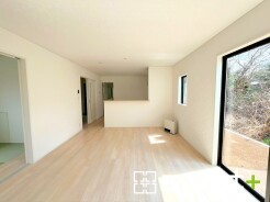 ～家族団らんにピッタリの広々リビング～
・自然の光が降り注ぐ明るいＬＤＫは家族団らんにピッタリ。
・隣接の和室を続き間として利用すれば２１帖の広々空間になります。