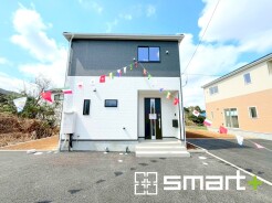 ～スタイリッシュな外観～
・重厚感のあるネイビーと清潔感のあるホワイトの組み合わせが、洗練されたクールな雰囲気を醸し出しています。
・すっきりと洗練された印象のお住まいになりますね。