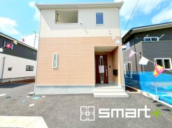 ～明るさを感じる外観～
・外壁は２トーンカラーを採用し、デザイン性に優れた見た目となっております。
・帰宅した際にホッと感じるような飽きのこない外観。ぜひ現地でご確認くださいませ。