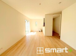 ～家族団らんにピッタリの広々リビング～
・穏やかな陽だまりに包まれる居心地の良いＬＤＫは、ご家族が自然と集まる憩いのスペースに。
・家事をしながらご家族との会話が楽しめる人気のカウンターキッチンも魅力です。
